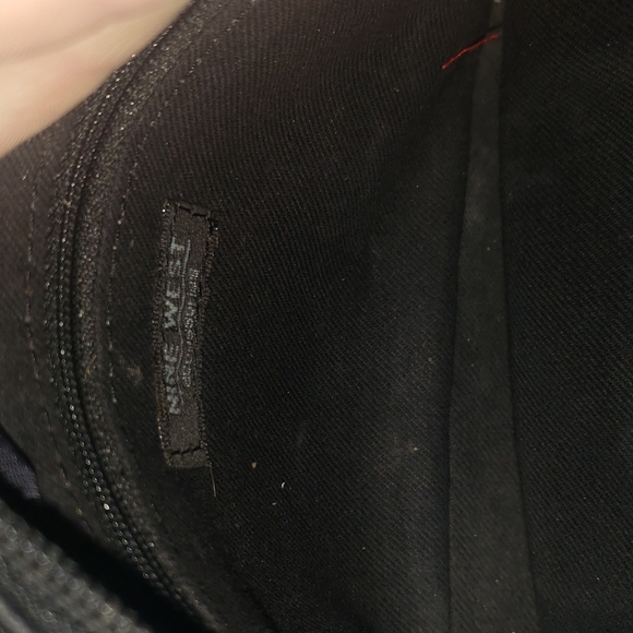 NINE WEST BLACK FAUX LEATHER ADJUSTABLE STRAP PURSE SOULDER - Picture 3 of 4